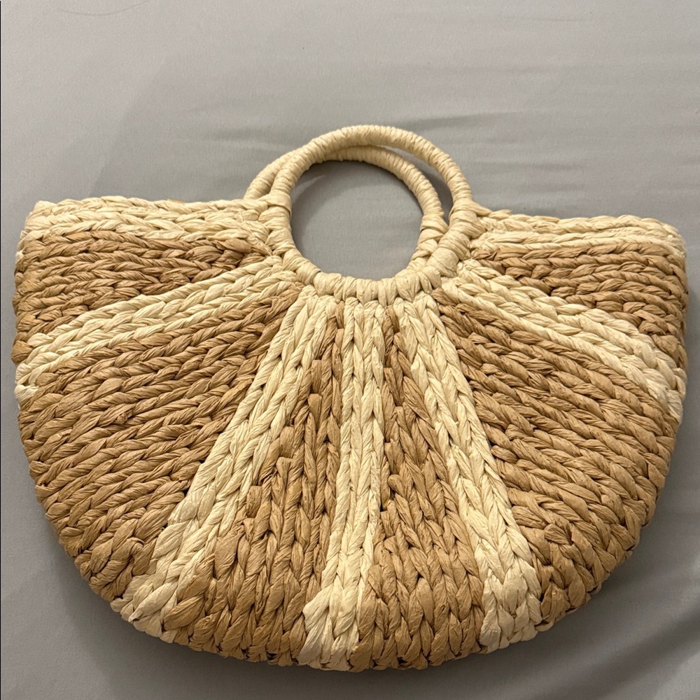 Cute woven handbag with pull cinch closure
